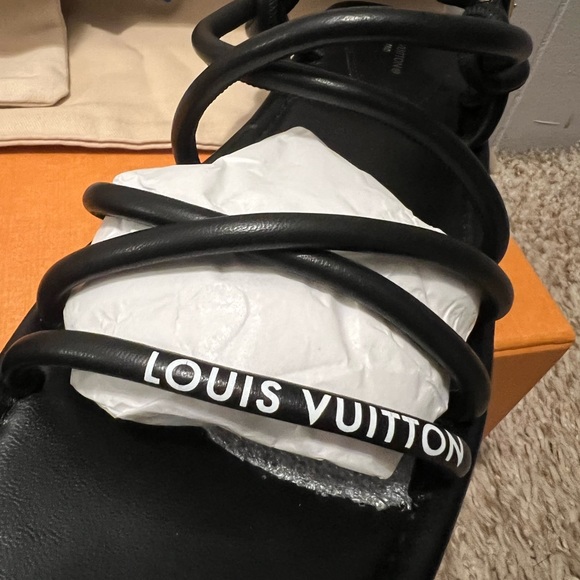 🖤🖤Louis Vuitton 🖤🖤 Black Leather Sandals - Picture 2 of 6